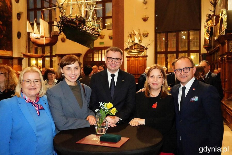 Na zdjęciu (od lewej) m.in.: członkini zarządu wojew&oacute;dztwa pomorskiego Agnieszka Baranowska, zastępczyni prezydenta ds. rozwoju społecznego i r&oacute;wnego traktowania Monika Chabior, wiceprezydentka Gdyni Oktawia Gorzeńska, wicemarszałek wojew&oacute;dztwa pomorskiego Marcin Skwierawski (fot. Mirosław Pieślak)