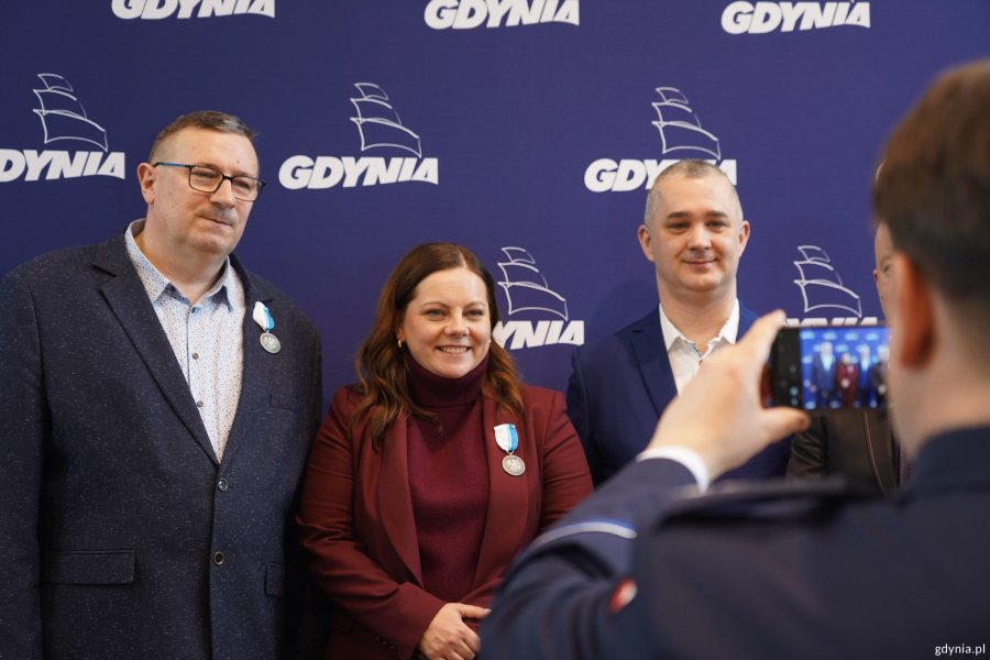 Pamiątkowe zdjęcie dw&oacute;ch honorowych dawc&oacute;w krwi z prezydent Aleksandrą Kosiorek