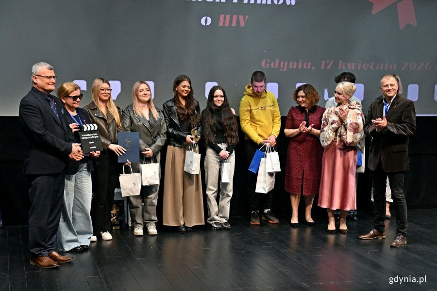 Anna Obuchowska &ndash; pomorski państwowy wojew&oacute;dzki inspektor sanitarny i członkowie jury z uczniami Niepublicznej Szkoły Rzemiosła im. św. J&oacute;zefa w Wejherowie, kt&oacute;rzy zajęli III miejsce