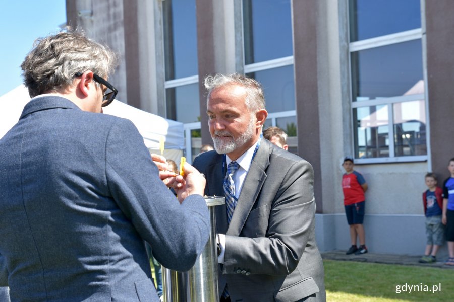 Prezydent Gdyni Wojciech Szczurek zakłada plombę na kapsule czasu // fot. Magdalena Czernek