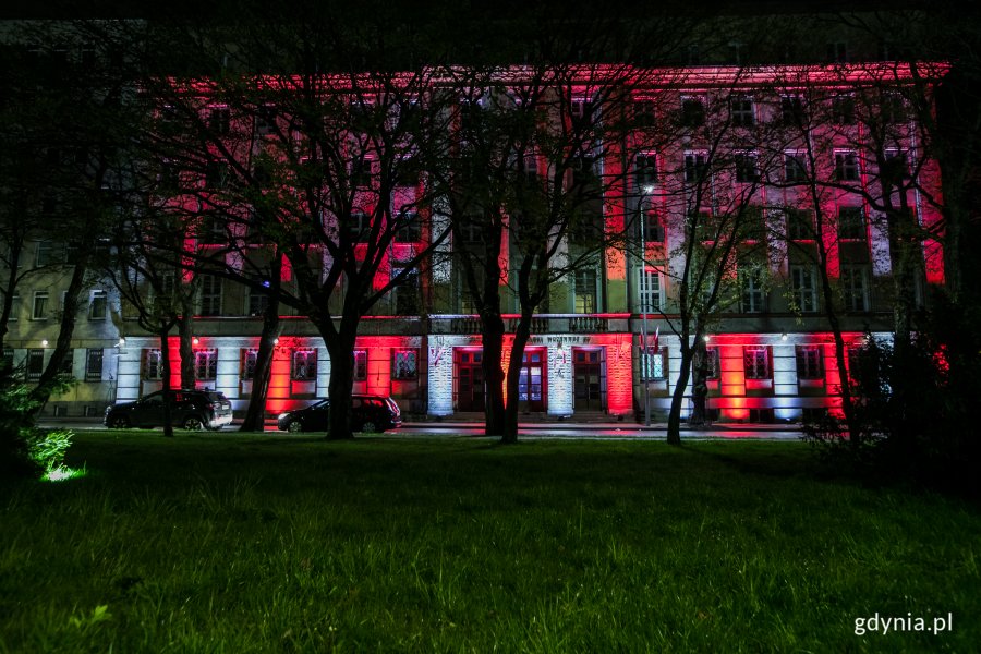 Budynek dowództwa Marynarki Wojennej podświetlony na biało-czerwono // fot. Karol Stańczak
