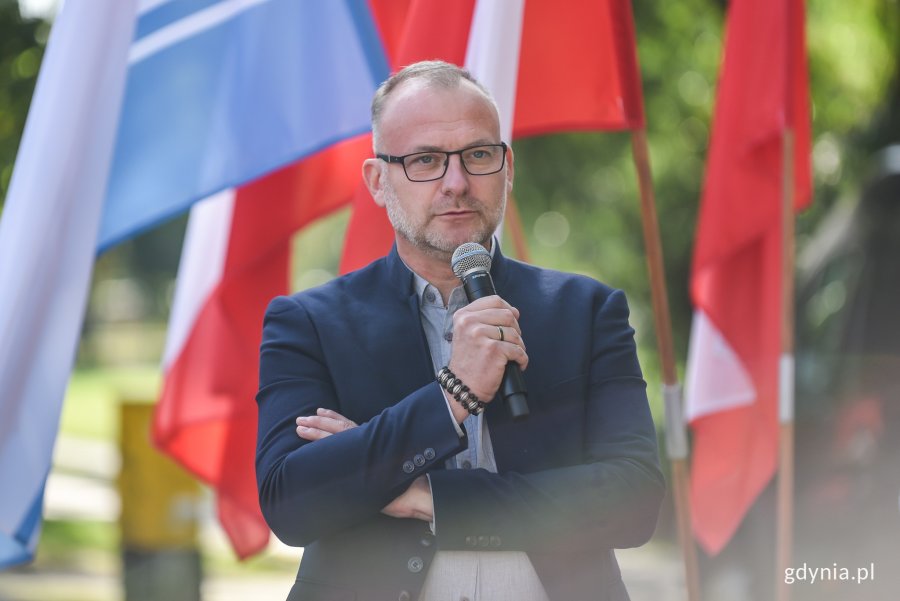 Maraton "Solidarności" przebiegł ulicami Gdyni. Przed startem pod pomnikiem Pamięci Ofiar Grudnia '70 odbyły się uroczystości z udziałem wiceprezydenta Gdyni Michała Gucia, a także przedstawicieli samorządu i parlamentu // fot. Maciej Czarniak