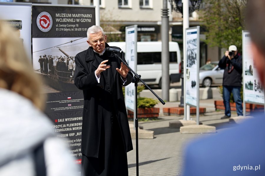 ks. Edmund Skalski, proboszcz parafii Najświętszej Maryi Panny Królowej Polski podczas  wernisażu wystawy  „Gdynia na straży Wybrzeża 1921-1939” // fot. Przemysław Kozłowski
