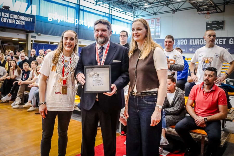 Marissa Kastanek, przewodniczący Rady Miasta Gdyni Tadeusz Szemiot, Agnieszka Bibrzycka świętujący zdobycie tytułu mistrzostwa Polski przez drużynę VBW Gdynia (fot. Agnieszka Modelska)