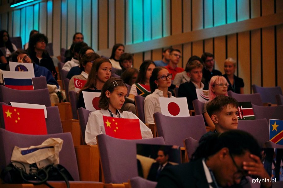 Uczestnicy konferencji TriMUN 2026 zgromadzeni w ali audytoryjnej Pomorskiego Parku Naukowo-Technologicznego Gdynia 