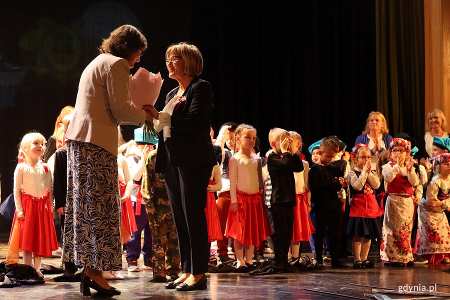 VIII Koncert Patriotyczny &bdquo;Wolna jak ptak&rdquo;, na zdjęciu od lewej: Iwona Tanewska, naczelniczka Wydziału Edukacji, Jolanta Jankowska-Żmich, pomorska wicekuratorka oświaty, w głębi dyr. Przedszkola nr 11 &bdquo;Pod Kasztanaminr i  (fot. Katarzyna Balcerzak)