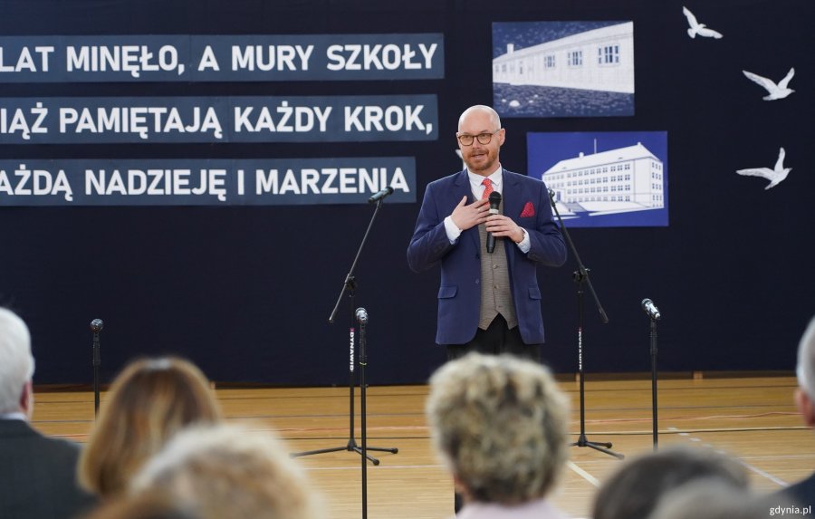 Grzegorz Kryger, pomorski kurator oświaty przemawia do gości