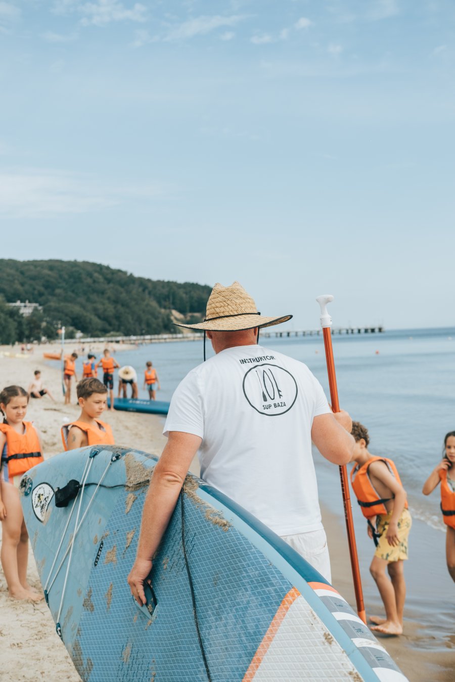 Dzieci z instruktorem na plaży