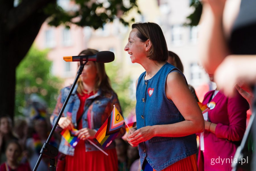 Radna Gdyni Larysa Kramin przemawiająca ze sceny podczas 11. Tr&oacute;jmiejskiego Marszu R&oacute;wności
