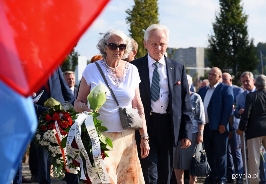 Symboliczne złożenie kwiatów pod pomnikiem Ofiar Grudnia '70, fot. Kamil Złoch