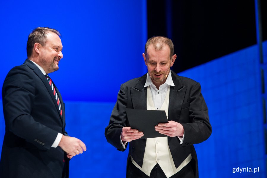 Rafał Kowal - aktor Teatru Miejskiego (po prawej) i Marek Łucyk - wiceprezydent Gdyni ds. rozwoju (po lewej) podczas gali wręczenia nagród z okazji Międzynarodowego Dnia Teatru // fot. Karol Stańczak