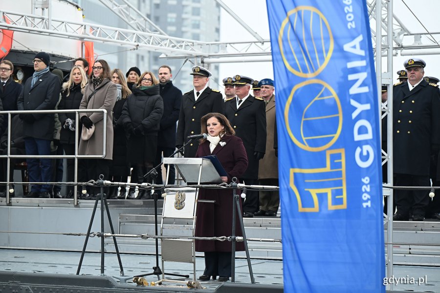 Prezydent Gdyni Aleksandra Kosiorek przemawiająca podczas oficjalnych uroczystościach z okazji 100. rocznicy nadania Gdyni praw miejskich 