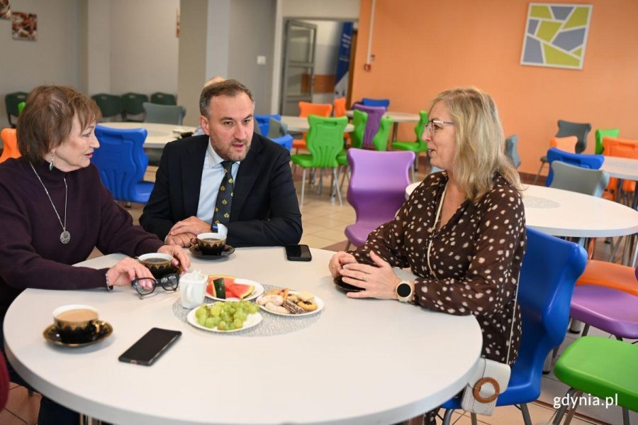 Na zdjęciu od lewej: wicedyrektor SOSW Ewa Baranowicz, wiceprezydent Gdyni Tomasz Augustyniak i dyrektor SOSW  Joanna Lewandowicz