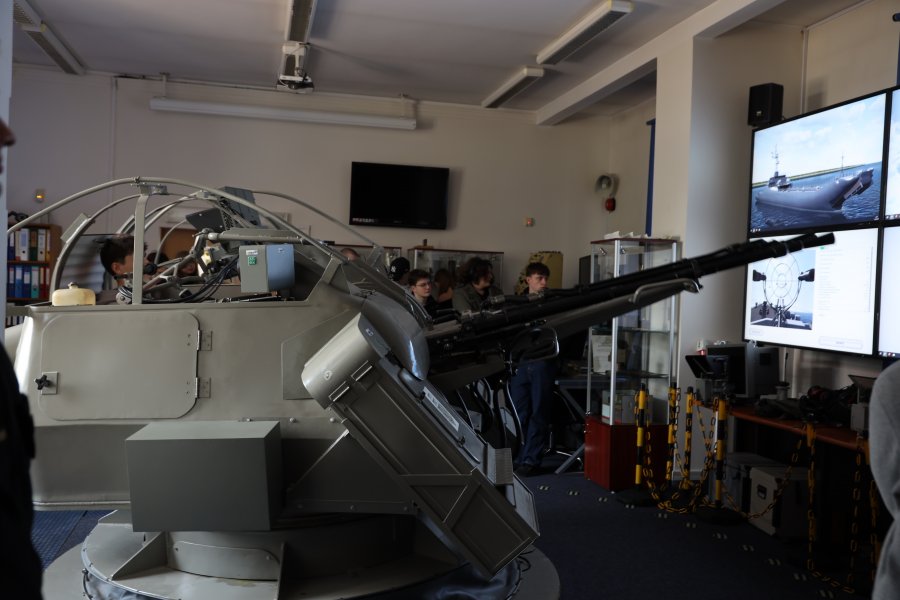 Tego dnia uczniowie mogli zmierzyć swoje siły ćwicząc na symulatorach 