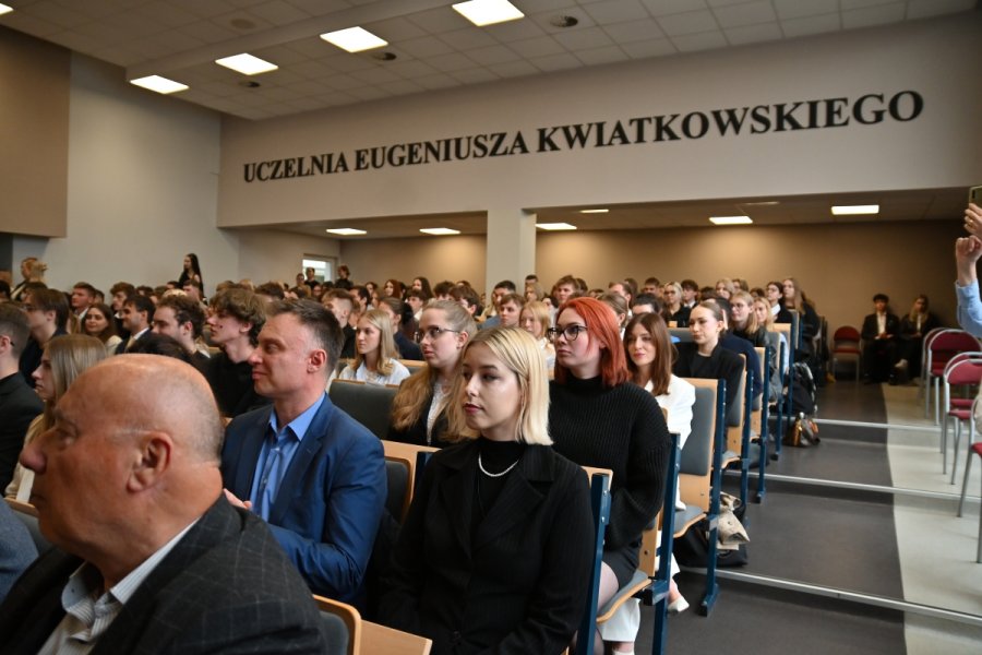 Zdjęcie przedstawia inauguracje roku akademickiego w WSAiB w Gdyni. Na zdjęciu widzimy studentów uczelni.