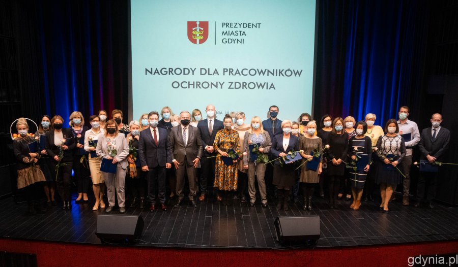 Nagrodzeni gdyńscy pracownicy ochrony zdrowia wraz z prezydentem Gdyni Wojciechem Szczurkiem i wiceprezydentem Bartoszem Bartoszewiczem // fot. Paweł Kukla