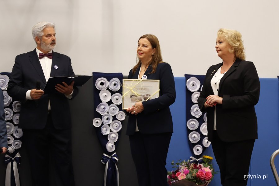 Jubileusz 80-lecia SP 17 w Gdyni, na zdjęciu od lewej: nauczyciel SP 17 Sławomir Wieloch, dyrektorka SP 17 Monika Małyszko i Ewa Biernacka, prezes gdyńskiego oddziału ZNP (fot. Katarzyna Balcerzak)