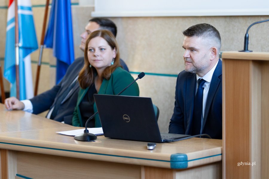 Wczoraj w sali 105 Urzędu Miasta Gdyni prezydent Aleksandra Kosiorek, naczelnik Wydziału Zarządzania Kryzysowego Robert Ronduda i sekretarz miasta Łukasz Kobus spotkali się z przedstawicielami służb i instytucji odpowiedzialnych za bezpieczeństwo. Rozmowy dotyczyły opracowania w ciągu miesiąca wkładów do Pomorskiego Planu Ewakuacji i Ochrony Ludności. (fot. Natalia Kawalerowicz)