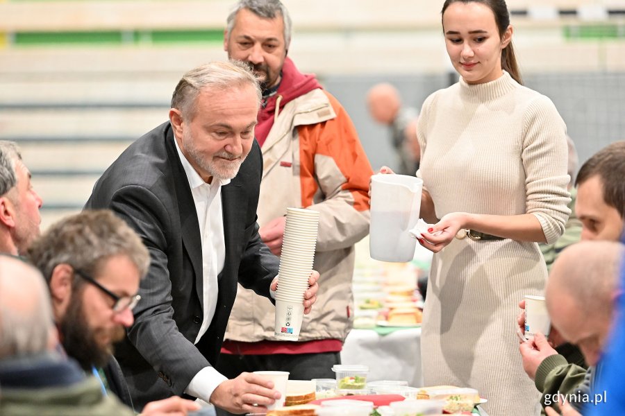 Prezydent Gdyni Wojciech Szczurek i uczestnicy miejskiej wigilii. Fot. Michał Puszczewicz