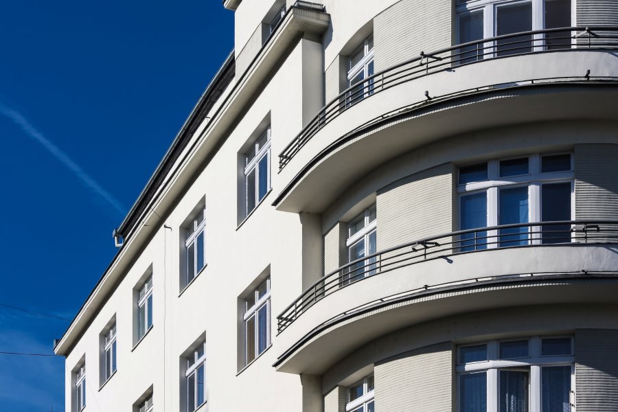 Budynek modernistyczny z zewnątrz