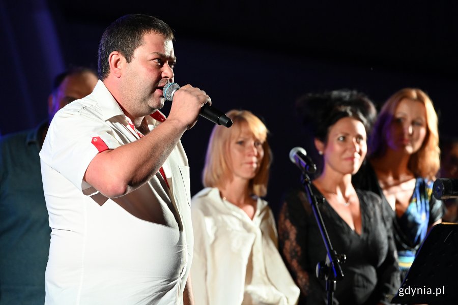 Aktorzy Teatru Muzycznego w Gdyni śpiewają na scenie Muszli koncertowej utwory Jacka Kaczmarskiego, fot. Michał Puszczewicz