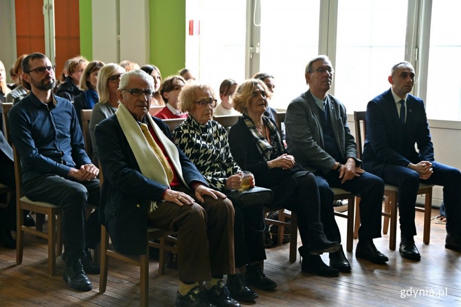 W koncercie pieśni patriotycznych w Klubie Marynarki Wojennej „Riwiera”, który odbył się w ramach obchodów 82. rocznicy powstania AK, wzięli udział m.in.: radny Lechosław Dzierżak, Krystyna Cembrzyńska-Piłat – wiceprezes okręgu pomorskiego Światowego Związku Żołnierzy Armii Krajowej, Krystyna Kodymowska ps. Stokrotka - gdynianka, uczestniczka powstania warszawskiego, radny Zenon Roda i Grzegorz Kuleta - dyrektor biura senatora Sławomira Rybickiego