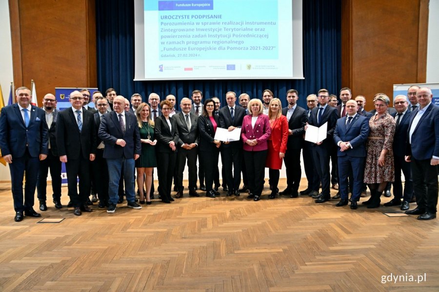 Pomorscy samorządowcy i przedstawiciele OMGGS-u biorący udział w spotkaniu w sali Niebo Polskie Urzędu Marszałkowskiego Województwa Pomorskiego podczas podpisania porozumienia o OMGGS jako instytucji pośredniczącej ZIT 