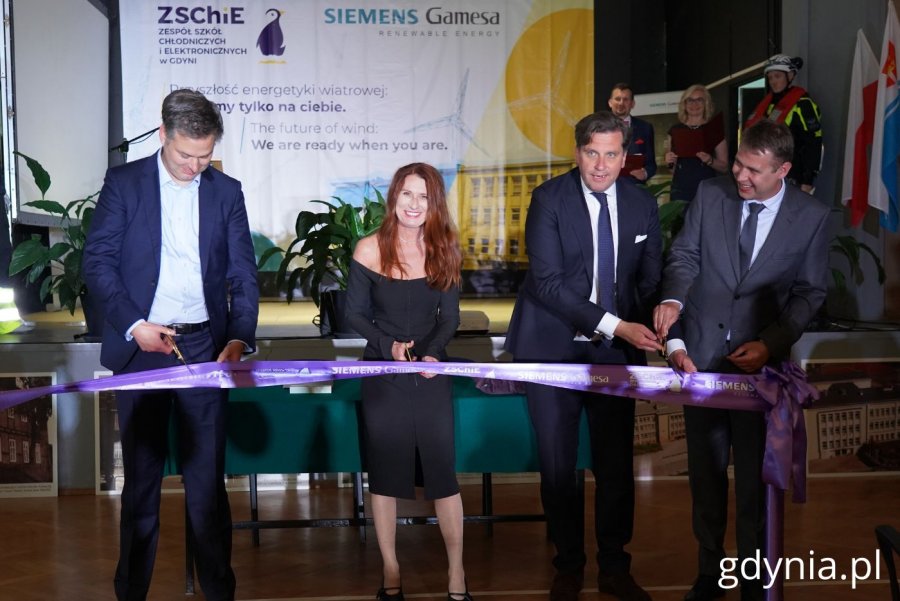 Na zdjęciu: dyrektorka ZSCHiE Dorota Kotwicka wraz z przedstawicielami firmy Siemens Gamesa (fot. Magdalena Starnawska)