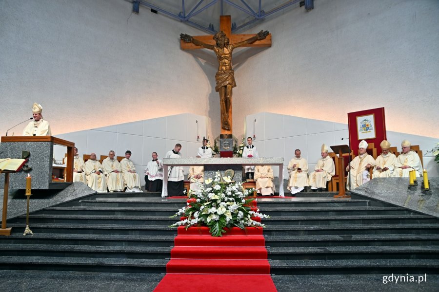 Widok na ołtarz. Przy mikrofonie: abp Tadeusz Wojda - metropolita gdański, wokół ołtarza duchowni z gdyńskich parafii i archidiecezji gdańskiej oraz nuncjusz apostolski w Polsce // fot. Magdalena Czernek