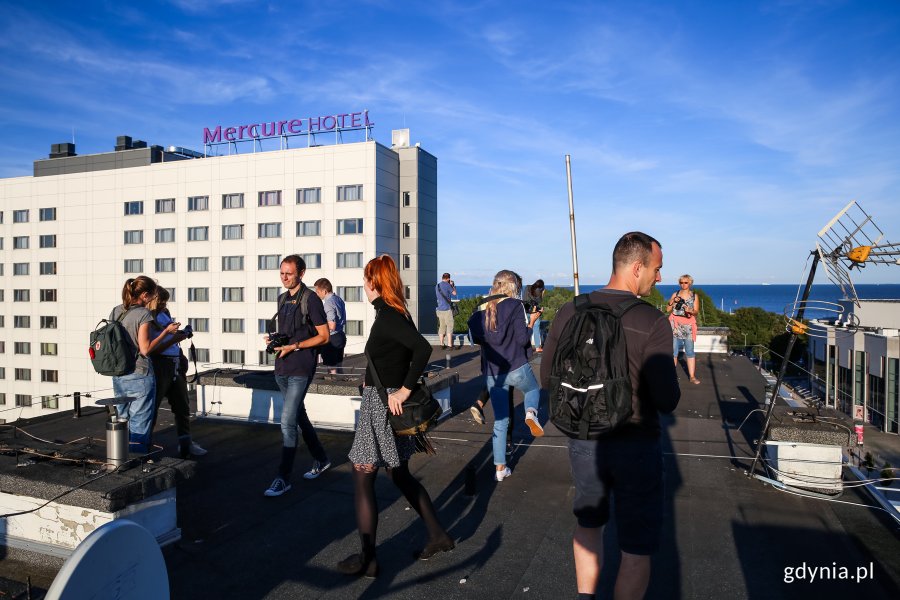 Foto spacer organizowany przez Agencję Rozwoju Gdyni. W tle Mercure Hotel. Sierpień 2018. Fot. Przemysław Kozłowski
