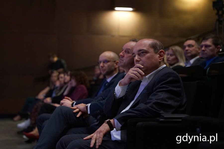 Od prawej: Basil Kerski - dyrektor Europejskiego Centrum Solidarności, Mieczysław Struk - marszałek województwa pomorskiego i Piotr Kryszewski - zastępca prezydenta Gdańska ds. usług komunalnych podczas gali plebiscytu „Pomorskie Sztormy”