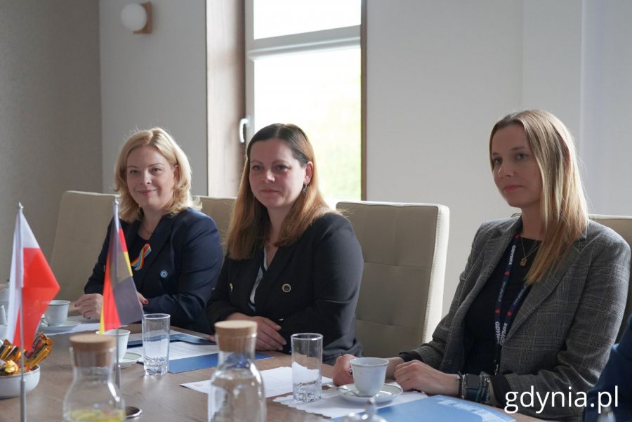 Na zdjęciu (od lewej): wiceprezydentka Gdyni Oktawia Gorzeńska, prezydent Gdyni Aleksandra Kosiorek, naczelnik Biura Prezydenta Anna Chojnowska (fot. Magdalena Starnawska)
