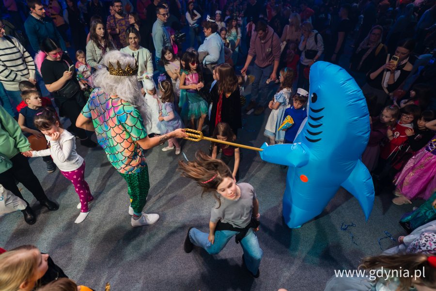 Dzieci bawiące się na balu karnawałowym