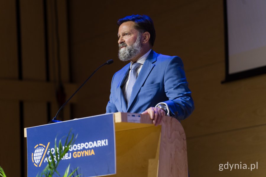 Prezes ZMPG Piotr Gorzeński przy mikrofonie