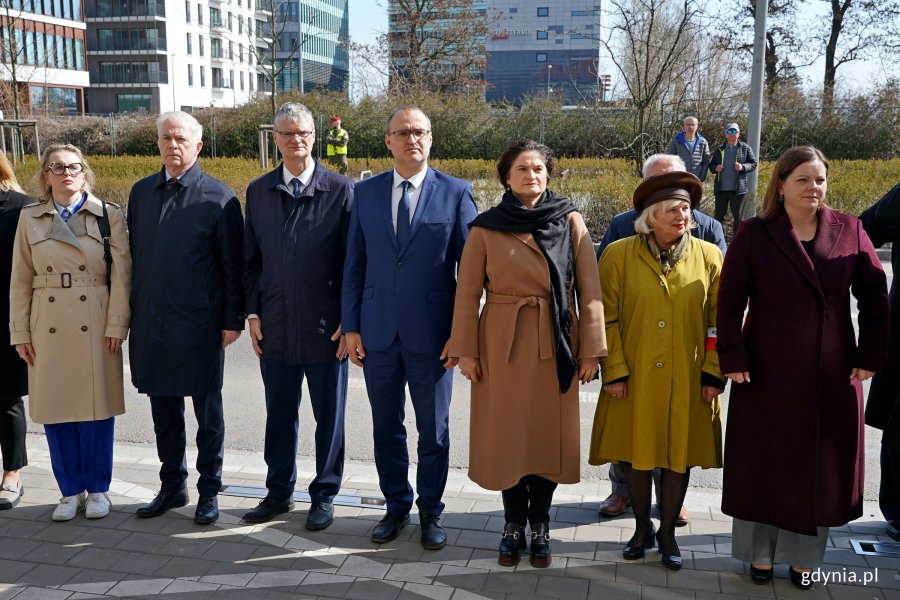 Od prawej: prezydent Gdyni Aleksandra Kosiorek, Barbara Pytko &ndash; prezes stowarzyszenia Gdyńska Rodzina Katyńska, posłanka Dorota Arciszewska-Mielewczyk, wicewojewoda Emil Rojek, wiceprezydent Gdyni Rafał Geremek, senator Sławomir Rybicki oraz radna Gdyni Agnieszka Tokarska przy ul. Waszyngtona podczas uroczystości z okazji Dnia Pamięci Ofiar Zbrodni Katyńskiej