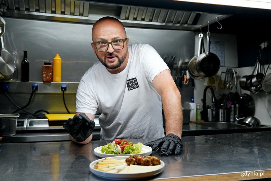 Maciej Kamiński, założyciel i właściciel restauracji Tapas Barcelona, opowiadający o potrawach, kt&oacute;re serwują 