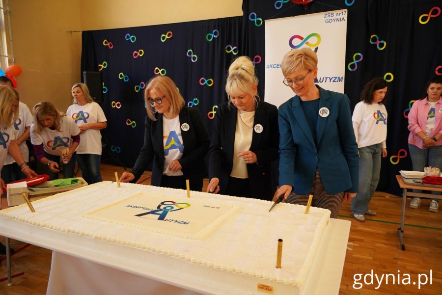 Na zdjęciu (od lewej): dyrektor ZSS nr 17 Jolanta Tomporowska, naczelnik Wydziału Edukacji Iwona Tanewska, wizytator Kuratorium Oświaty Lucyna Choszcz (fot. Magdalena Starnawska)