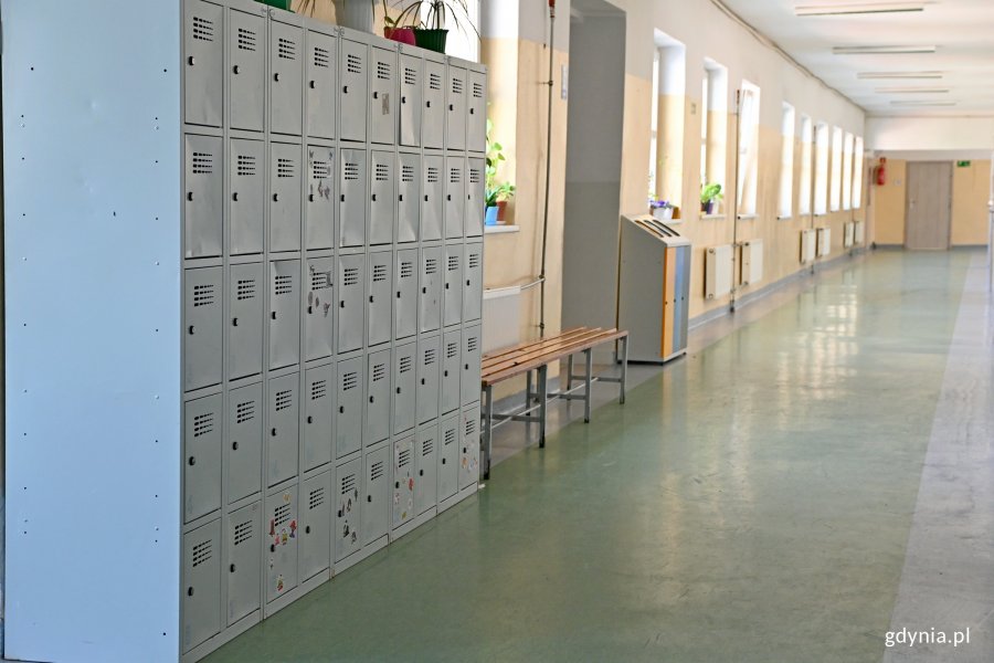 Jeden z korytarzy w Szkole Podstawowej nr 10 w Gdyni 