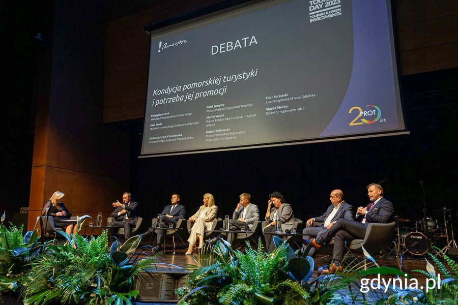 Na zdjęciu ludzie debatujący w półokręgu