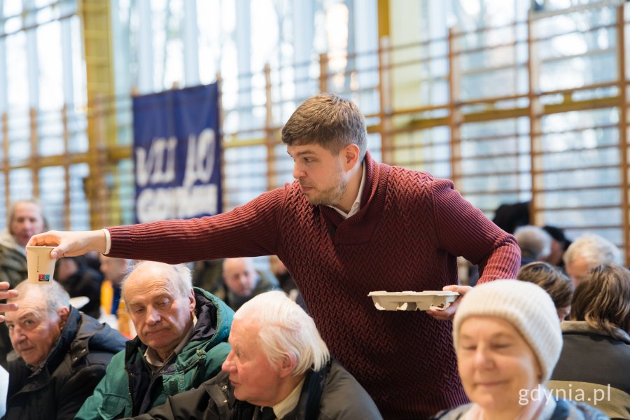 Radny miasta Dominik Aziewicz podczas tradycyjnej gdyńskiej wigilii