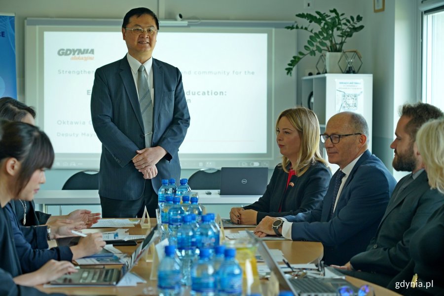 Lo Ta-Sheng – wiceprezydent Kaohsiungu, wiceprezydentka Oktawia Gorzeńska, Witold Chudyszewicz – dyrektor Zespołu Szkół Ogólnokształcących nr 8 w Gdyni oraz inni członkowie delegacji podczas spotkania w XVII LO