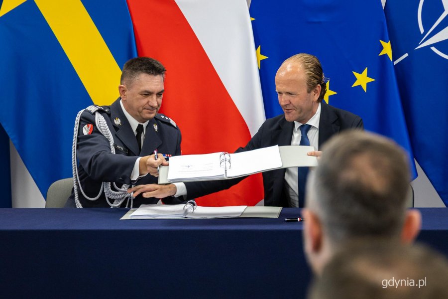 Polsko-szwedzkie rządowe konsultacje w Gdyni. Podpisanie um&oacute;w dotyczących programu Orka (fot. Kamil Złoch)