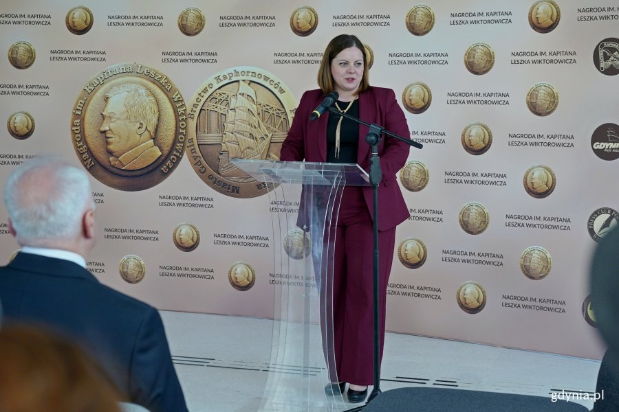 Prezydent Gdyni Aleksandra Kosiorek przemawiająca podczas gali wręczenia Nagrody im. Kapitana Leszka Wiktorowicza