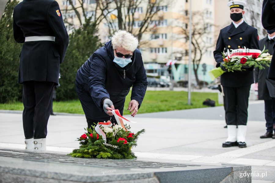 Posłanka Henryka Krzywonos-Strycharska składa kwiaty przed pomnikiem Polski Morskiej z okazji Dnia Flagi RP // fot. Karol Stańczak