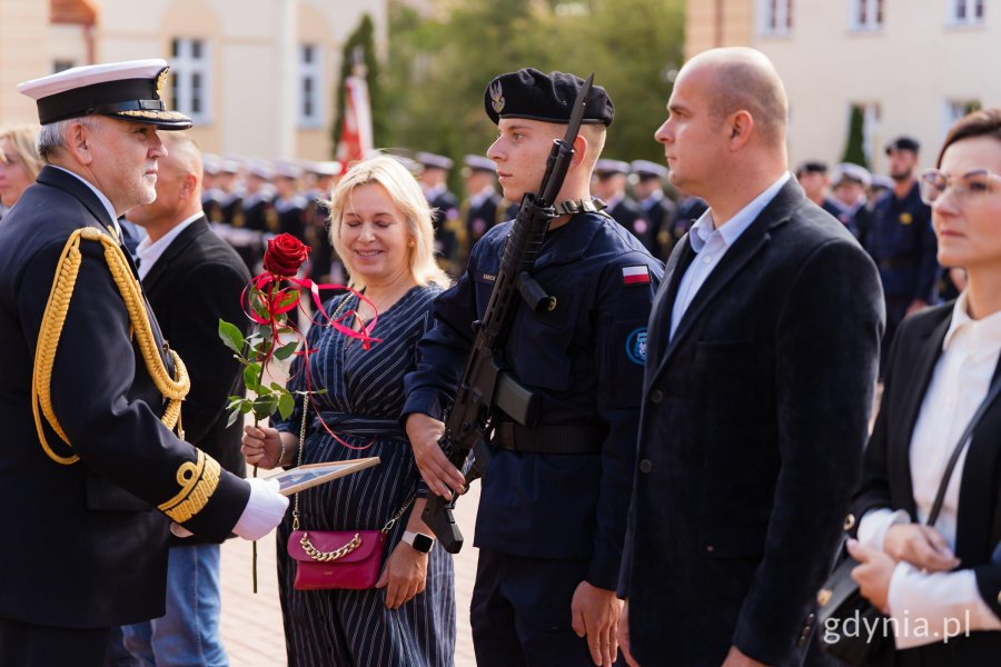 Rektor-komendant Akademii Marynarki Wojennej kadm. prof. dr hab. Tomasz Szubrycht gratulujący wyr&oacute;żnionym podchorążym oraz ich rodzinom 