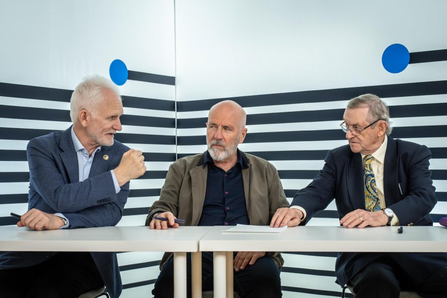 Od lewej: Aleś Bialacki &ndash; białoruski obrońca praw człowieka i laureat Pokojowej Nagrody Nobla, Richard Flanagan &ndash; australijski pisarz, historyk i reżyser filmowy i Norman Davies &ndash; brytyjsko-polski historyk i honorowy obywatel Gdyni podczas pisania listu dla przyszłych pokoleń