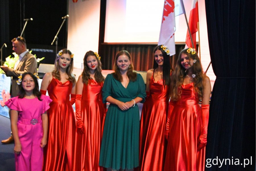 Na zdjęciu: Aleksandra Kosiorek i wokalistki zespołu Granada (fot. Magdalena Starnawska)