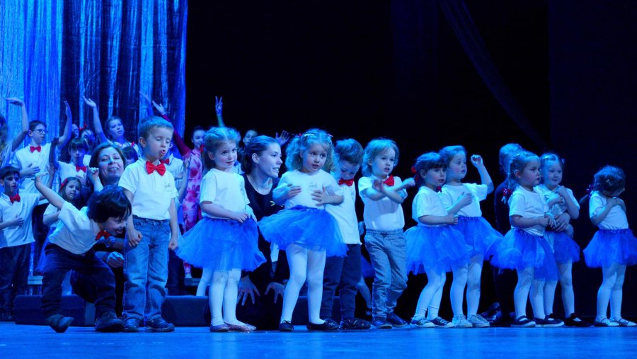Na zdj. na scenie dzieci z Ecole Maternelle et Primaire // fot. Maurycy Śmierzchalski