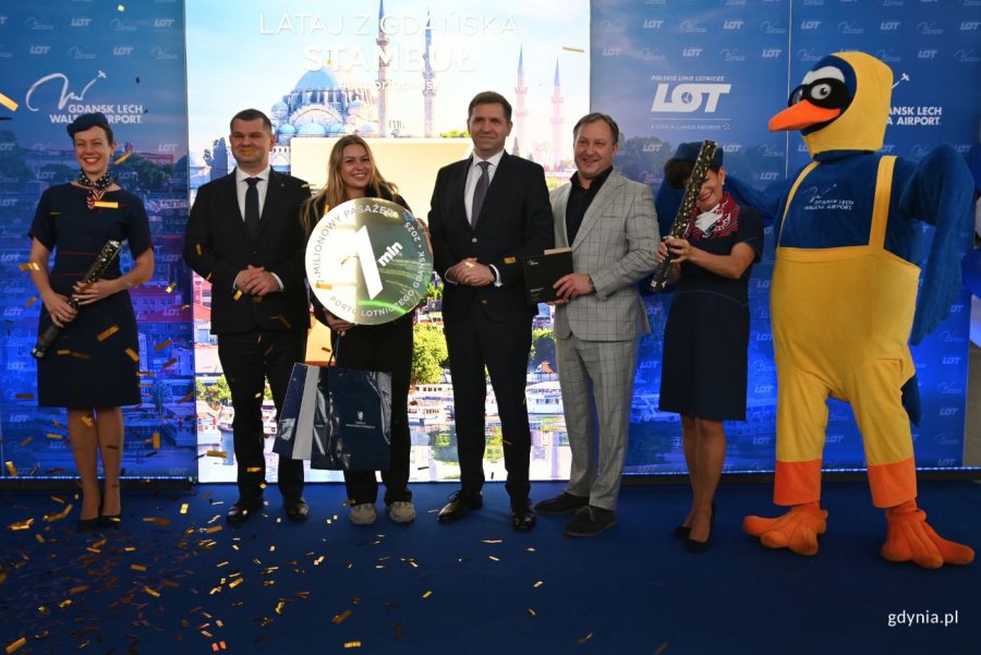 Członek Zarządu Województwa Pomorskiego Adam Gawrylik, 7-milionowa pasażerka Natalia Sochalska, prezes PLL LOT Michał Fijoł, dyrektor ds. bezpieczeństwa Portu Lotniczego Gdańsk Łukasz Kunowski (fot. Magdalena Starnawska)
