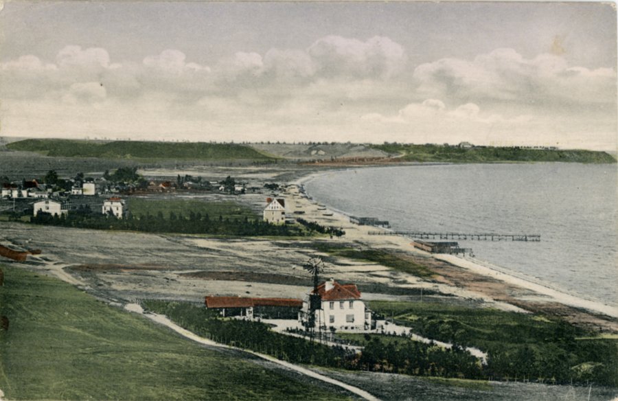 Stara pocztówka Gdyni. Widok na wies nad zatoka morską.